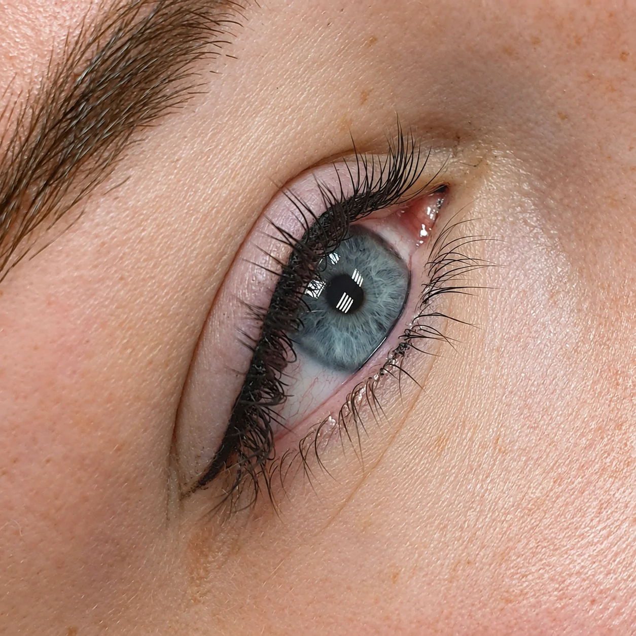 Fine permanent eyeliner following the upper lash line